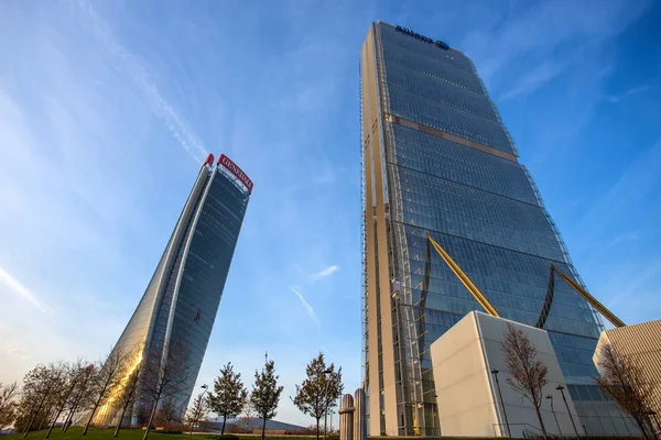 Milan, İtalya, 5 Aralık 2018 - Isozaki Kulesi ve Hadid kule hayatında