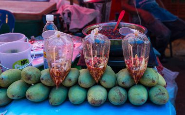 Sakon Nakhon, Tayland 2 Şubat 2019 - taze yeşil mango satılık piyasada Sakon Nakhon, Tayland