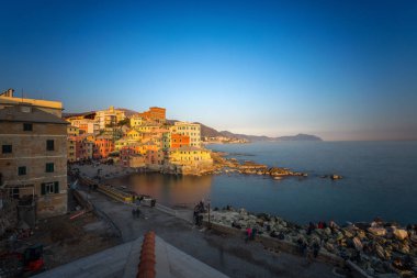 Cenova, İtalya, 23 Mart 2019 - görünüm Cenova Boccadasse gün batımında, Cenova, İtalya renkli evler ile bir balıkçı köyü.