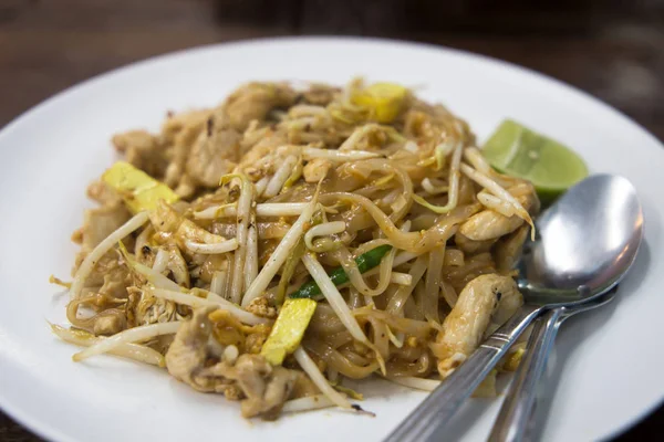 Thai Gebratene Nudeln Pad Thai Mit Huhn Und Gemüse — Stockfoto