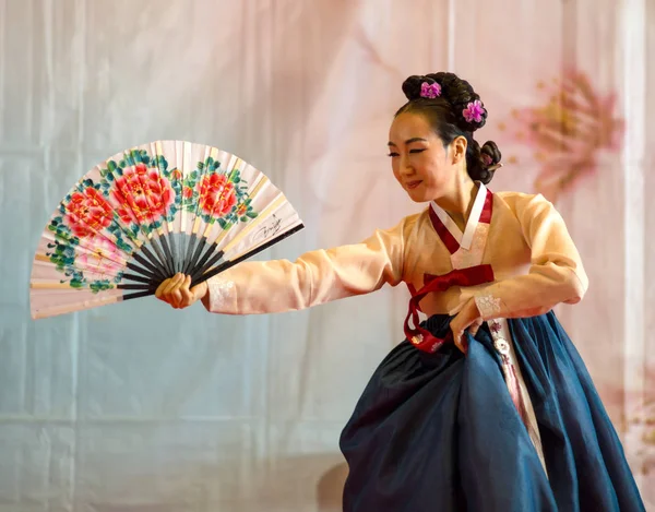 Janov Itálie Března 2019 Korejská Dívka Během Jejího Vystoupení Orientálním — Stock fotografie