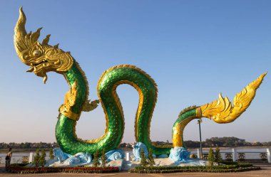 Nong Khai, Tayland, 29 Ocak 2019 - Nong Khai'de Mekong Nehri üzerindeki Naga Heykeli, Tayland.