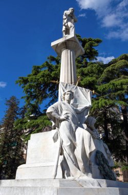 Cenova, İtalya, 29 Nisan 2019 - Cenova'daki Corvetto Meydanı yakınlarındaki Giuseppe Mazzini anıtı, İtalya