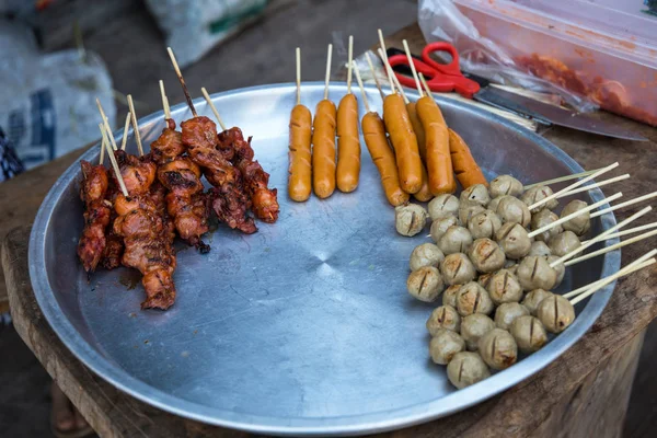 Gegrilltes Schweinefleisch Und Hühnerspieße Zum Verkauf Thailand — Stockfoto