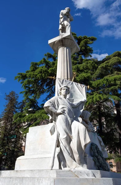 Cenova, İtalya, 29 Nisan 2019 - Cenova'daki Corvetto Meydanı yakınlarındaki Giuseppe Mazzini anıtı, İtalya