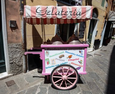 Sestri Levante, İtalya, 31 Mayıs 2019 - Tipik eski tarz İtalyan dondurma dükkanı.