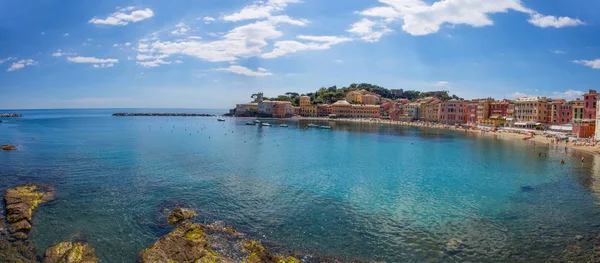 Uitzicht op de "Baia del Silenzio" (baai van de stilte) in Sestri Levan — Stockfoto