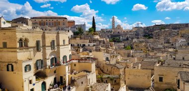 Basilicata Matera (Sassi di Matera) antik kentinin panoramik görünümü, Güney İtalya