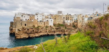 Polignano a Mare beyaz evler ile Panoramik şehir silueti, kayalar üzerinde kasaba, Puglia bölgesinde Bari metropol şehrinİtalyan kasabası, İtalya.