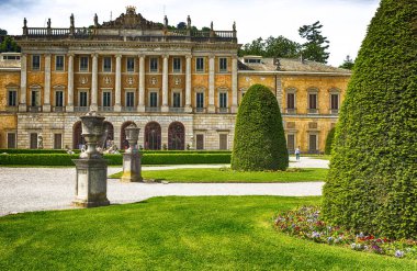 Como, İtalya, 9 Mayıs 2015 - Como gölünde Villa Olmo ve bahçeleri görünümü, İtalya.