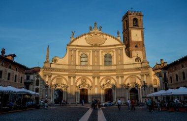 Vigevano, İtalya, 10 Mayıs 2015 - Ambro ile Ducale meydanının görünümü