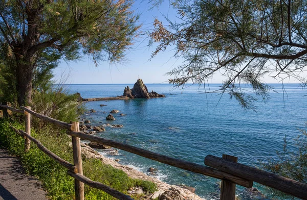 Vista Roca Con Cruz Pueblo Riva Trigoso Riviera Liguria Provincia —  Fotos de Stock