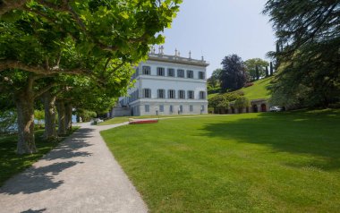 Villa Melzi ve Como Gölü, Italya Bellagio köyünde bahçeleri görünümü