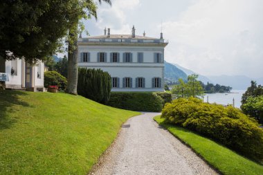 Villa Melzi ve Como Gölü, Italya Bellagio köyünde bahçeleri görünümü