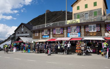 Stelvio Pass, Italya, 20 Haziran 2019-bu Italya 'da en yüksek otomobil Pass, 2758 metre ve Avrupa 'nın en yüksek ikinci, Trentino-Alto Adige ve Lombardiya, Italya arasında yer alan.