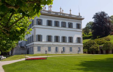 Villa Melzi ve Como Gölü, Italya Bellagio köyünde bahçeleri görünümü