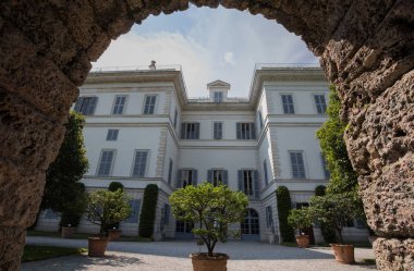 Villa Melzi ve Como Gölü, Italya Bellagio köyünde bahçeleri görünümü