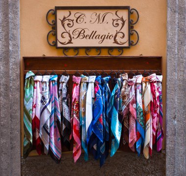 Bellagio, Italya, 19 Haziran 2019-Bellagio, Como Gölü, Italya Satılık Ipek eşarplar