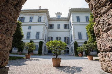 Bellagio, Italya, 19 Haziran 2019-Villa Melzi ve Como Gölü, Italya Bellagio köyünde bahçeleri görünümü
