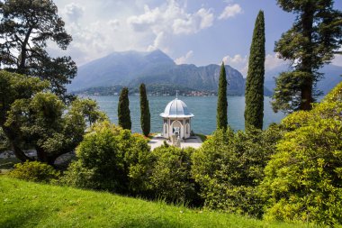 Bellagio, Italya, 19 Haziran 2019-Villa Melzi, Bellagio, Como Gölü, Italya bahçesinde çay evi