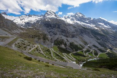 Italya 'daki en yüksek otomobil geçişi olan Stelvio Pass 'den View, 2758 metre, Trentino-Alto Adige ve Lombardiya, Italya arasında yer alan.