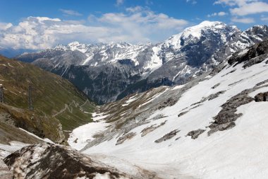 Italya 'daki en yüksek otomobil geçişi olan Stelvio Pass 'den View, 2758 metre, Trentino-Alto Adige ve Lombardiya, Italya arasında yer alan.