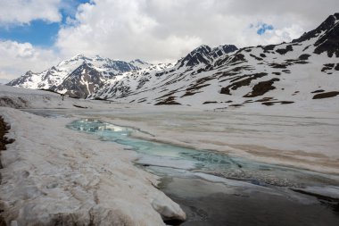 Gavia Pass, Güney Rhaetian Alpleri 'nin bir alp geçidi, Sondrio ve Brescia, Italya iller arasındaki idari sınır işaretleme görünümü.