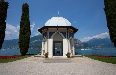 Bellagio, İtalya, 19 Haziran 2019 - Villa Melzi, Bellagio, Como Lake, İtalya'nın bahçelerindeki çay evi