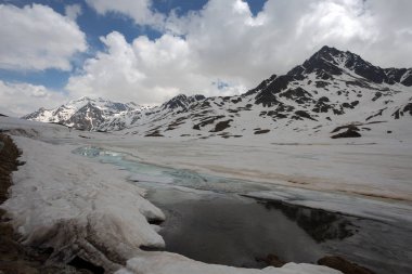 Gavia Pass, Güney Rhaetian Alpleri 'nin bir alp geçidi, Sondrio ve Brescia, Italya iller arasındaki idari sınır işaretleme görünümü.