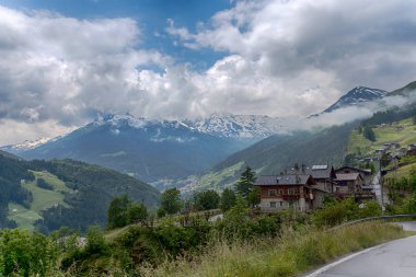 Yaz aylarında Bormio yakınlarındaki Dağ landscaoe, Lombardiya'da Sondrio ilinde bir İtalyan kasabası ve Alpler'de ünlü kış ve yaz turizm beldesi, İtalya.