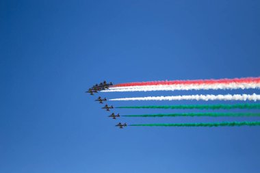 GENOA, ITALY 26 Mayıs 2020 - Gökyüzünde Frecce Tricolori 'nin akrobatik hava performansı (üç renkli oklar). Frecce Tricolori, İtalyan Hava Kuvvetleri 'nin akrobatik gösteri takımıdır..