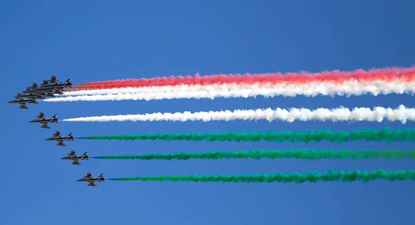 GENOA, ITALY 26 Mayıs 2020 - Gökyüzünde Frecce Tricolori 'nin akrobatik hava performansı (üç renkli oklar). Frecce Tricolori, İtalyan Hava Kuvvetleri 'nin akrobatik gösteri takımıdır..