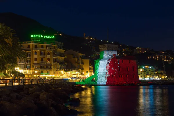 ラパロ イタリア 2020年8月18日 イタリア ジェノヴァ州 ラパロ リグーリア地方の夜までに海の上の古代の城 — ストック写真