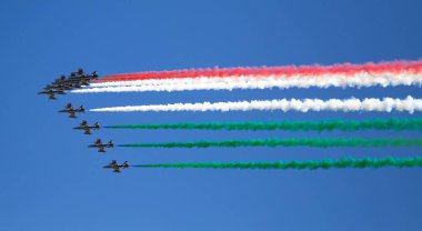 GENOA, ITALY 26 Mayıs 2020 - Gökyüzünde Frecce Tricolori 'nin akrobatik hava performansı (üç renkli oklar). Frecce Tricolori, İtalyan Hava Kuvvetleri 'nin akrobatik gösteri takımıdır..