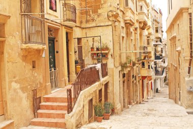 Valletta, Malta, Avrupa'nın dar ve boş sokak. Haziran 2018