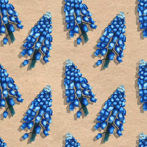 クラフトペーパーテクスチャの背景にムスカリの水彩青フィールドの花とシームレスなハーブパターン。大きな枝の装飾 — ストック写真