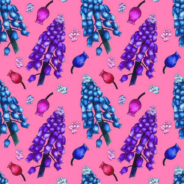 Patrón herbal sin costuras con flores de campo de colores acuarela de muscari sobre fondo rosa. Adorno de ramas grandes y pequeños brotes — Foto de Stock