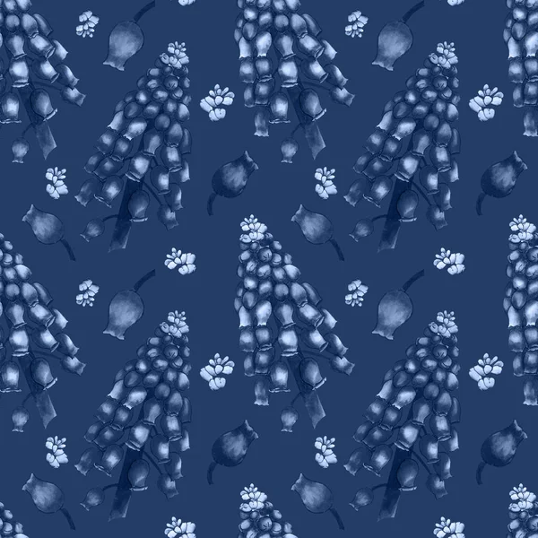 Koyu mavi arka plan üzerinde muscari suluboya alan çiçekleri ile dikişsiz bitkisel desen. İnci gece tonlarında yapılmış büyük dalların ve küçük tomurcukların süsü