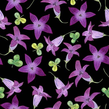 Siyah arka plan üzerinde suluboya bahçe bluebells ve yeşil yaprakları ile Dikişsiz desen. Tekstil, duvar kağıdı, arka plan, kasa-kağıt vb için iyi tasarım.