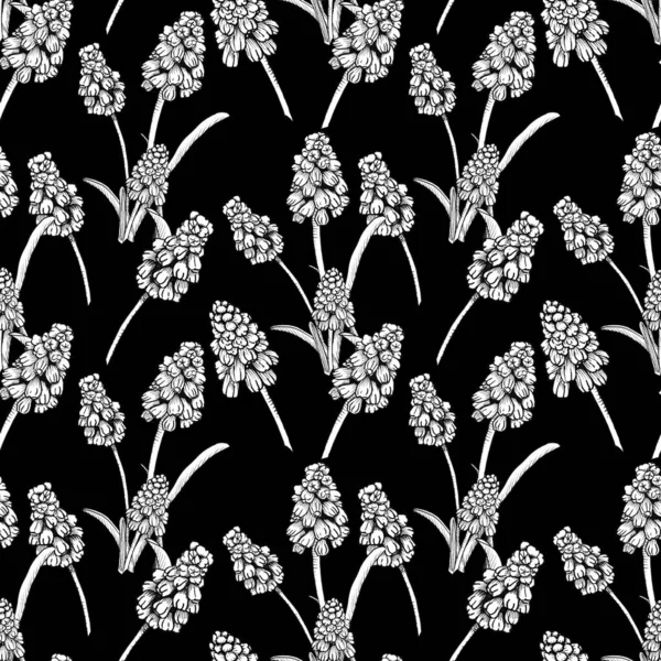 Bezszwowy wzór z realistycznie pomalowanym atramentem kwiaty Muscari. Ręcznie rysowana ilustracja na czarnym tle zmodyfikowana do cyfrowego źródła dla nowoczesnego designu, druku tekstylnego, tkaniny, papieru do pakowania — Zdjęcie stockowe