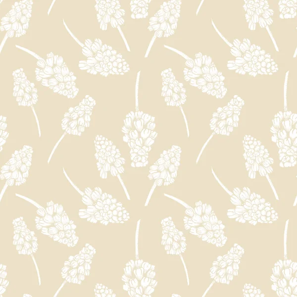 Nahtloses Muster mit realistisch bemalten Muscari-Blüten. Handgezeichnete Illustration auf beigem Hintergrund, modifiziert zur digitalen Quelle für moderne Disign, Drucktextilien, Stoff, Geschenkpapier — Stockfoto