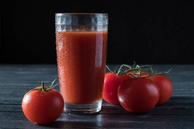 Kırmızı domates ve domates suyu