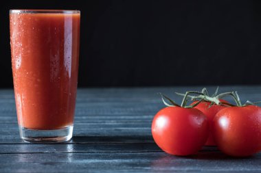 Kırmızı domates ve domates suyu
