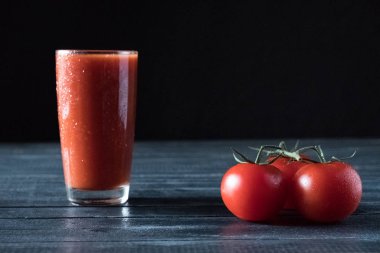 Kırmızı domates ve domates suyu
