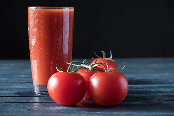 Rote Tomaten Und Tomatensaft — Stockfoto