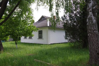 beyaz duvarları ve yeşil çim ile ev       