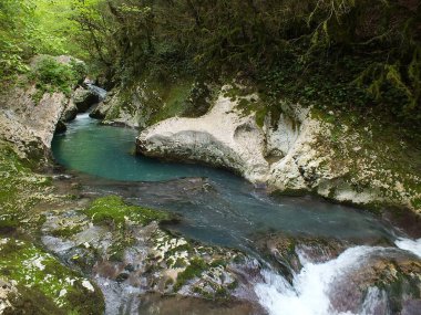 dağlarda küçük nehir