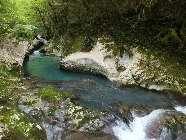 dağlarda küçük nehir