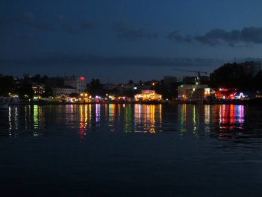 Gece şehrinin yansıması.