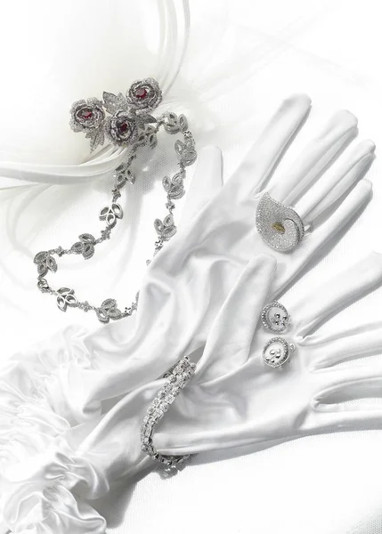 Biżuteria Dla Kobiet Złota Diamenty Rubiny Rękawice — Zdjęcie stockowe